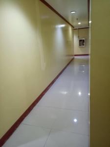 een lege kamer met een witte vloer en een muur bij Jeamco Royal Hotel-General Santos in General Santos