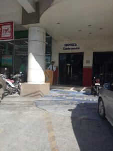 een hotelingang met motorfietsen geparkeerd op een parkeerplaats bij Jeamco Royal Hotel-General Santos in General Santos