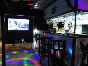 Zona de lounge sau bar la RedDoorz @ Western Highway Lodge Hotel