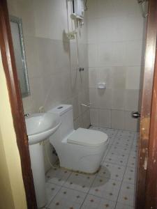 a bathroom with a toilet and a sink at Asia Novo Boutique Hotel - San Francisco in San Francisco