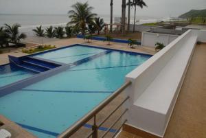 a large swimming pool on top of a building at Resort Playa Azul in Tonsupa
