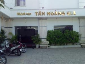 富國的住宿－Tan Hoang Gia Hotel，停在前面的摩托车建筑
