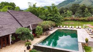 una vista aérea de una piscina junto a una casa en Villa Inle Boutique Resort, en Nyaung Shwe
