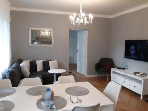 uma sala de estar com um sofá e uma mesa em 2 Bedroom City Center Apartment em Katowice