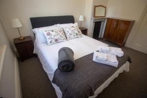 Кровать или кровати в номере Helensburgh Hotel