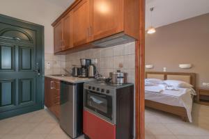 una cucina con piano cottura e un letto in una camera di Allegro Studios & Apartments a Marathias