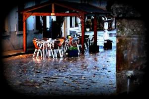 un grupo de mesas y sillas bajo la lluvia en Hotel Rural Los Villares, en Los Villares de Soria