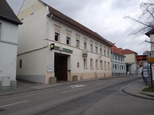 eine leere Straße in einer Stadt mit einem Gebäude in der Unterkunft Darmstädter Hof in Mainz