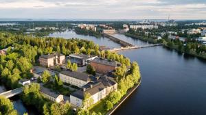 una vista aérea de una ciudad sobre un río en Hotel Lasaretti, en Oulu