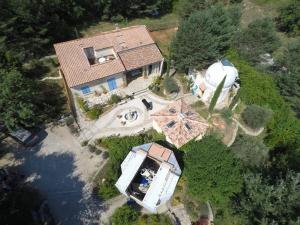 eine Luftansicht eines Hauses mit einem Wasserrad in der Unterkunft Appartement T1 "Capella" de l'observatoire in Bauduen