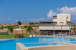 Bazén v ubytovaní Sun and Moon Villas alebo v jeho blízkosti
