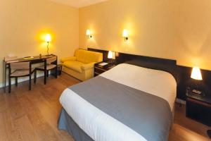 Krevet ili kreveti u jedinici u okviru objekta Logis Hôtel Le Belle Rive