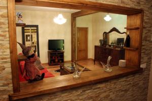 una persona que toma una foto de un espejo en una sala de estar en Casa do Bouza Vello, en Sober