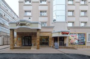 una tienda frente a un edificio alto en Degas Lite Hotel en Voronezh