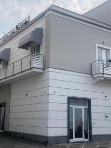 un edificio blanco con 2 balcones en Pompei TERAFI Home, en Pompeya