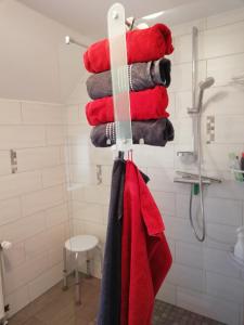 a bunch of towels hanging on a rack in a bathroom at Haus Bruni in Graftlage