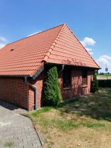 a brick house with a red roof at Haus Bruni in Graftlage