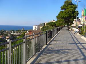 een promenade met uitzicht op de oceaan en gebouwen bij CasaLeo in Campofelice di Roccella