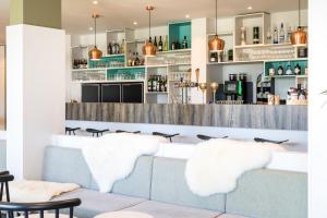 Lounge nebo bar v ubytování ibis Styles Nieuwpoort