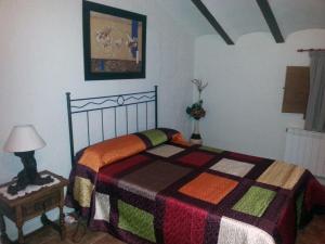 A bed or beds in a room at Casa del Águila Dorada