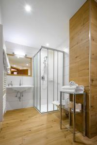 uma casa de banho com um chuveiro e um lavatório. em Landhaus Brigitte em Flachau