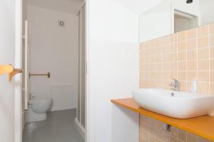 Koupelna v ubytování Agriturismo di Serragiumenta