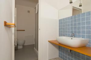Koupelna v ubytování Agriturismo di Serragiumenta