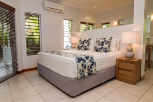Postel nebo postele na pokoji v ubytování Hanalei Port Douglas - Private Pool + 25 fotografií