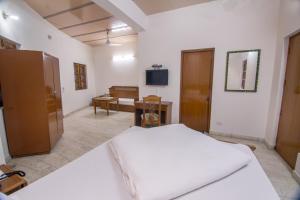 Postel nebo postele na pokoji v ubytování Hotel Bhakti Dhama