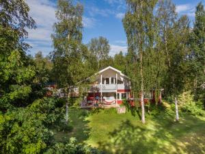 een luchtzicht op een huis met bomen bij Riverhouse Lumo in Ivalo