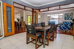 Posezení v ubytování Hanalei Port Douglas - Private Pool