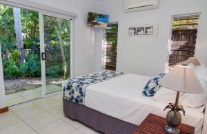 Postel nebo postele na pokoji v ubytování Hanalei Port Douglas - Private Pool