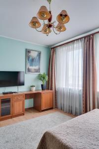 モスクワにあるApartment 16のベッドルーム(薄型テレビ、ベッド付)