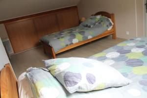 Un dormitorio con 2 camas y una almohada. en 18B Rue Winston Churchill en Jonzac