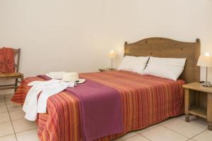 une chambre avec un lit avec un chapeau dessus dans l'établissement Résidence Odalys Les Hameaux de Capra Scorsa, à Belgodère 13 autres photos