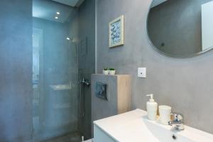 Ett badrum på Meltemi Coast Suites