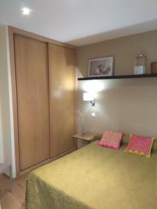 Uma cama ou camas num quarto em Coqueto apartamento centro VIGO con WIFI