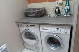 lavadero con lavadora y barra en 18B Rue Winston Churchill en Jonzac