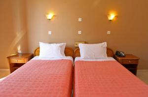 2 Betten nebeneinander in einem Zimmer in der Unterkunft Pasiphae Hotel in Skala Kallonis