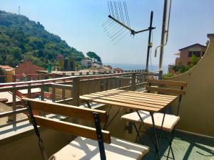 モンテロッソ・アル・マーレにあるCasa della Domenicaの海の景色を望むバルコニー(ベンチ付)