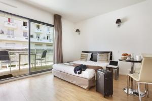 Postel nebo postele na pokoji v ubytování Appart'hôtel Odalys City - Monaco Les Hauts de la Principauté
