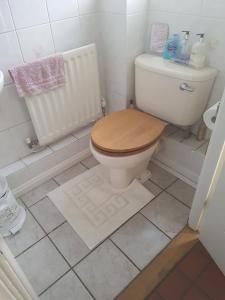 コルチェスターにあるSpacious 3-Bedroom Homeのバスルーム(木製の便座付きトイレ付)