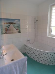 Vannas istaba naktsmītnē Boathouse Balatonlelle with Sauna & Salty Bath Tub