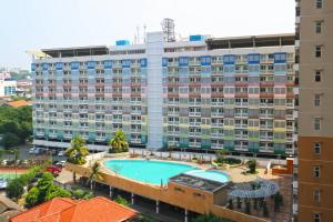 una vista aérea de un hotel con piscina en Star Apartemen Margonda Residence 2, en Pondokcina