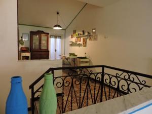 balkon z dwoma niebieskimi wazami na poręczu w obiekcie La Casa nel Borgo w mieście Tellaro