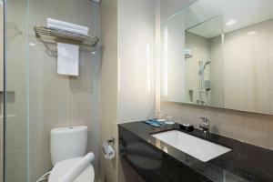 Bilik mandi di BATIQA Hotel Darmo - Surabaya