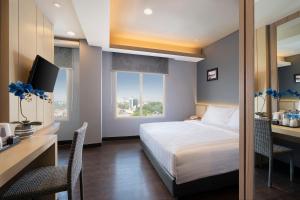 Katil atau katil-katil dalam bilik di BATIQA Hotel Darmo - Surabaya