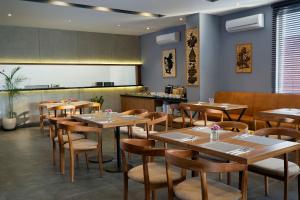 Restoran atau tempat lain untuk makan di BATIQA Hotel Darmo - Surabaya