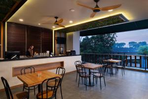BATIQA Hotel Darmo - Surabaya tesisinde bir restoran veya yemek mekanı