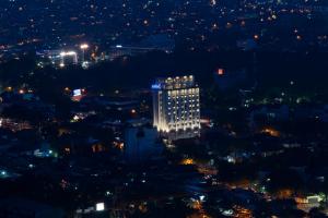 Pemandangan umum bagi Surabaya atau pemandangan bandar yang diambil dari hotel